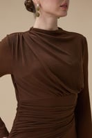 فستان طويل بني بكسرات جانبية