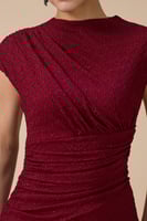 فستان طويل برغندي بثنيات جانبية