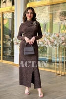 فستان ماكسي بطبعة فهد درابية وبروش جهة الكتف