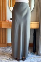 تنورة طويلة سادة ساتان لون رمادي