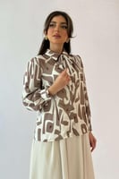 قميص بياقة مطوية برباط لون كاكي