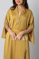 جلابية طويلة مزينة بلؤلؤ وكريستال لون اصفر