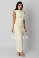 فستان ماكسي ضيق مزين ببروش لون اصفر