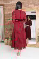 فستان موحد اللون بطبقات غير متباينه لون عنابي