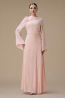 فستان طويل وردي فاتح بتفصيل زهرة أنيق