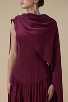 فستان برغندي طويل مع كاب جانبي