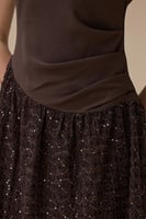 فستان طويل بني بدانتيل مطرز