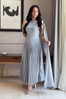 فستان بكسرات بوشاح علي الكتف لون أزرق فاتح