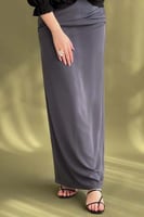 تنورة سادة زم بالخصر لون رصاصي غامق