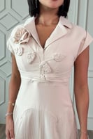 فستان قصير لينن بكسرات لون بيج