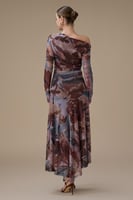 فستان بني طويل مشجر