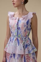 فستان وردي متوسط الطول بنقشة زهور وكشكش أنيق