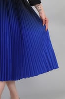 فستان بليسيه مموج اللون بحزام لون اسود مع نيلي