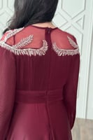 فستان سهرة بليسية مزين بالخرز لون عنابي