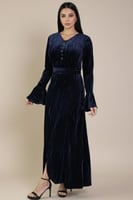 فستان مخملي بفتحة من الأمام لون كحلي