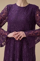 فستان طويل بنفسجي من الدانتيل المطرز