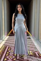 فستان بكسرات بوشاح علي الكتف لون أزرق فاتح