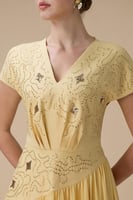 فستان طويل أصفر بتطريز ناعم