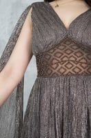 فستان سهره طويل بأكمام كيب لون بني فاتح