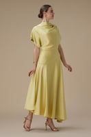 فستان أصفر ميدي بقصة انسيابية وأكمام واسعة