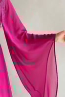 فستان بتصميم مقسم مطرز بحجر الراين وخرز السيلان لو...