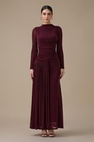 فستان طويل برغندي لامع بكسرات جانبية