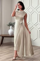 فستان بكسرات مزين بأبلكية ورد لون اخضر فاتح