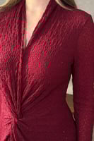 فستان احمر طويل بقصة ملتفة