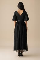 فستان ماكسي دانتيل بأكمام كشكش واسعة لون اسود