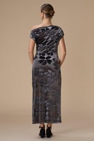 فستان رمادي ميدي مخمل بكتف واحد