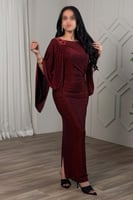 فستان ضيق بلمعة وأكمام كيب لون احمر