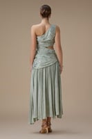 فستان ميدي اخضر بتصميم كتف واحد وقصّة غير متماثلة