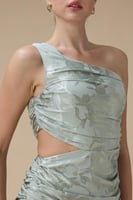 فستان ميدي اخضر بتصميم كتف واحد وقصّة غير متماثلة