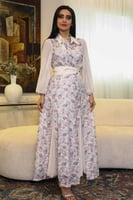 فستان ماكسي دانتيل بحزام مزين بكرستال وريش لون بيج