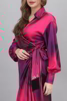 فستان ميدي برباط عالخصر مزين بهدب وكريستال لون فوش...