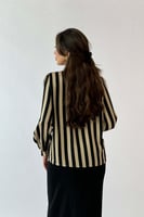 بلوزة مخططه بياقة دائرية