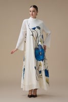 جلابية طويلة بتطريز زهور زرقاء وياقة عالية