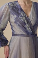 فستان بنفسجي لامع طويل بياقة V