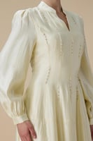 فستان سكري طويل بتطريز ناعم