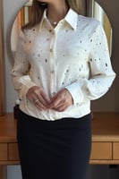 قميص مخرم مزين بالفصوص لون سكري