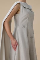 فستان ماكسي أنيق بيج مع وشاح جانبي