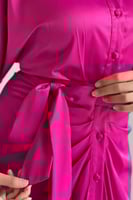 فستان بتصميم قميص بطيات مزين الكريستال وريش لون فو...