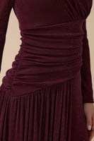 فستان طويل برغندي لامع بكسرات جانبية