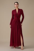 فستان احمر طويل بقصة ملتفة