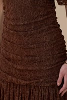 فستان بني ماكسي دانتيل بأكمام قصيرة