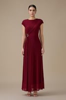 فستان طويل برغندي بتفصيلية جانبية