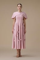 فستان وردي طويل بتفاصيل ورود بارزة