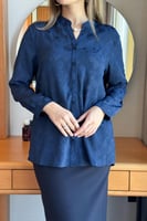 بلوزة بطبعة ورود لون كحلي