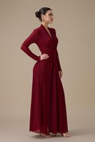 فستان احمر طويل بقصة ملتفة