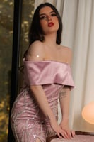 فستان بينك تول مطرز مكشوف الكتفين